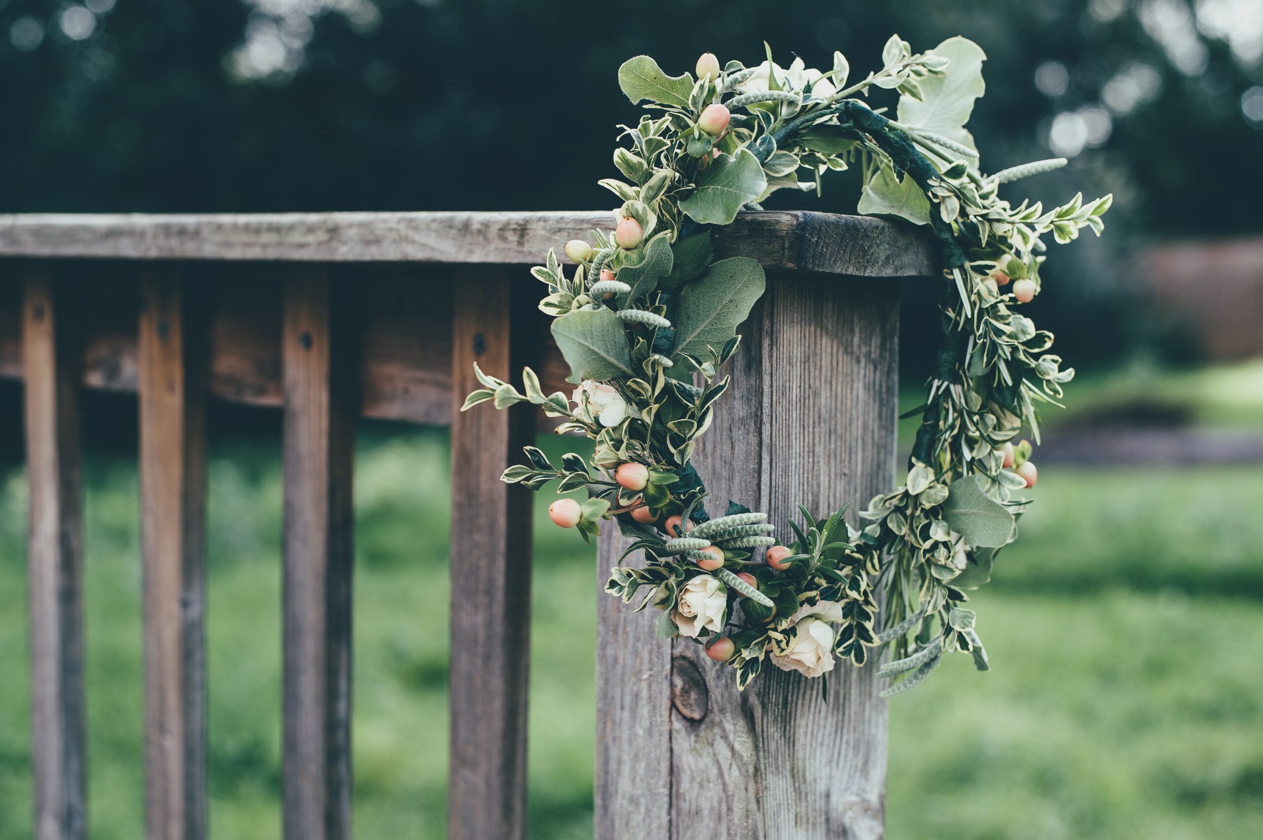 Les formations en décoration événementielle fournissent aux décorateurs de mariage les compétences techniques et artistiques nécessaires pour concevoir des décors à couper le souffle pour toute occasion spéciale.