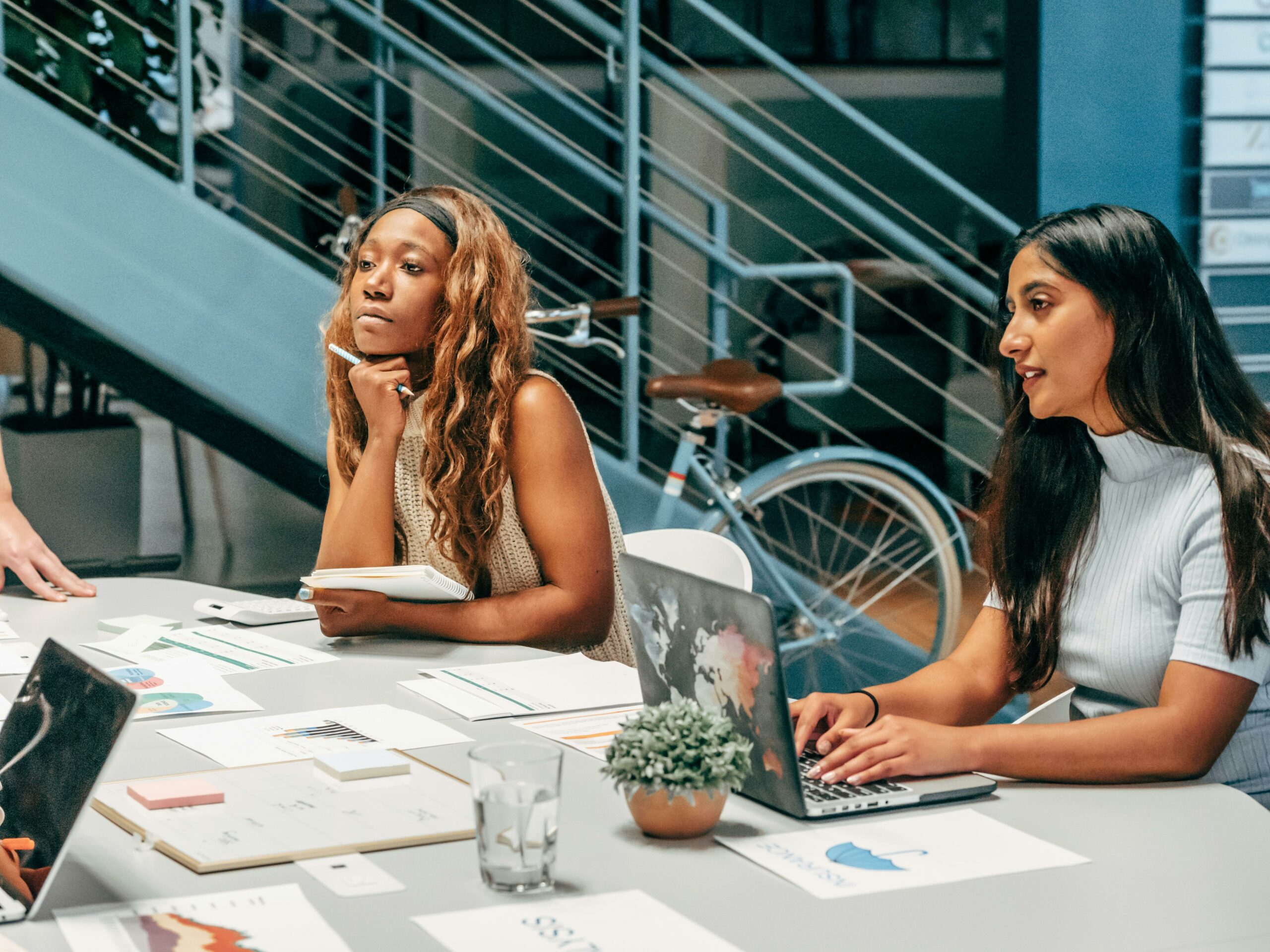 pexels-kindelmedia-7688435 Les adultes peuvent bénéficier de programmes de formation professionnelle adaptés à leur parcours et leurs besoins.
