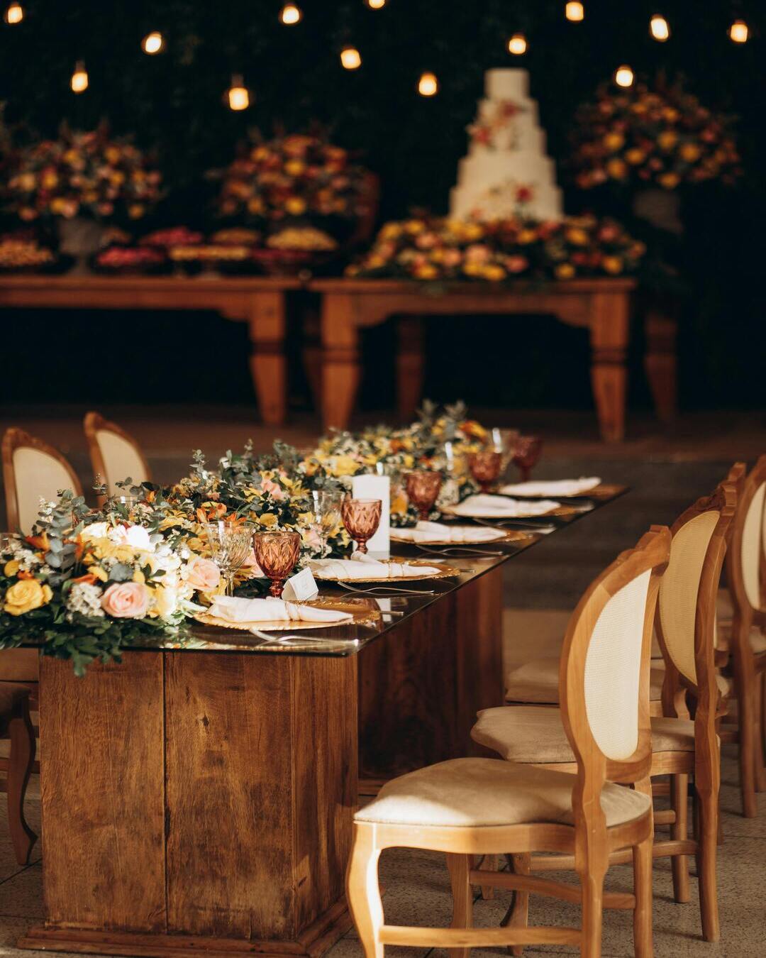 Décoration de table de mariage élégante avec fleurs et éclairage chaleureux pour réception